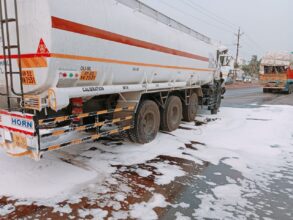 Breaking: सुपेला GE रोड में डीजल टैंकर दुर्घटनाग्रस्त, सामने वाले ट्रक में घुसी टैंकर, डीजल लूटने बाल्टी लेकर दौड़े लोग, लगा लंबा जाम