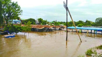 Flood in khairagarh: आमनेर ने दिखाया रौद्र रूप, 19 साल बाद खैरागढ़ में बाढ़