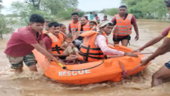 दुर्ग जिले में उफान पर शिवनाथ, बाढ़ में फंसे 18 लोग, इधर पुलगांव नाले का पानी कॉलोनियों में घुसा, मेन रोड पर दो फीट जल भराव