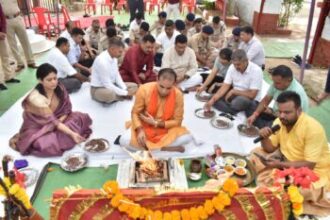 विजयदशमी पर शस्त्रों की पूजा के बाद SP जितेंद्र शुक्ला ने की हवाई फायरिंग