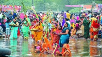 छठ महापर्व: डूबते सूर्य को व्रतियों ने दिया अर्घ्य, भिलाई के तालाबों में मेला जैसा माहौल, घाटो को सजाया दुल्हन की तरह