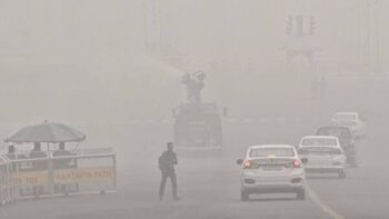 Delhi pollution new record : दिल्ली जाना अभी सेफ नहीं, यहां वायु प्रदूषण का स्तर अति गंभीर श्रेणी में पहुंचा, स्कूल बंद, कार्यालयों का समय बदला