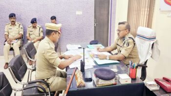 दुर्ग IG ने CSP छावनी ऑफिस का किया औचक निरीक्षण, थाना प्रभारियों को लगाई फटकार, बोले गुंडा, बदमाशों पर करें सख्त कार्रवाई