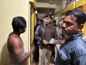 Breaking News: केसरी लॉज में पुलिस की छापेमारी, 29 संदिग्ध पकड़े गए