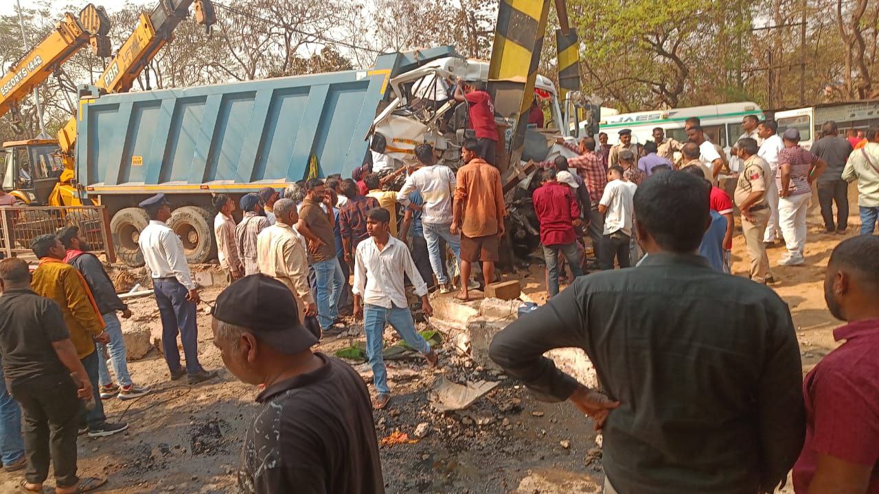 Video: लोहे की पोल से टकराया रेत से भरा हाइवा, 3 घंटे केबिन में फंसे रहे ड्राइवर हेल्पर, ठोकर से BSP कर्मी का पैर टूटा