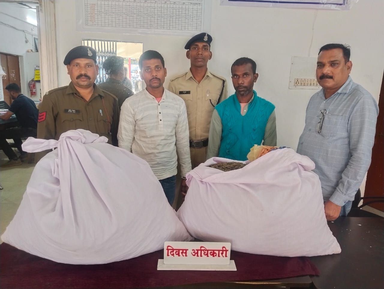 Crime News: भाटापारा पुलिस ने 2 गांजा तस्कर पकड़े, 2.5 लाख का गांजा जब्त