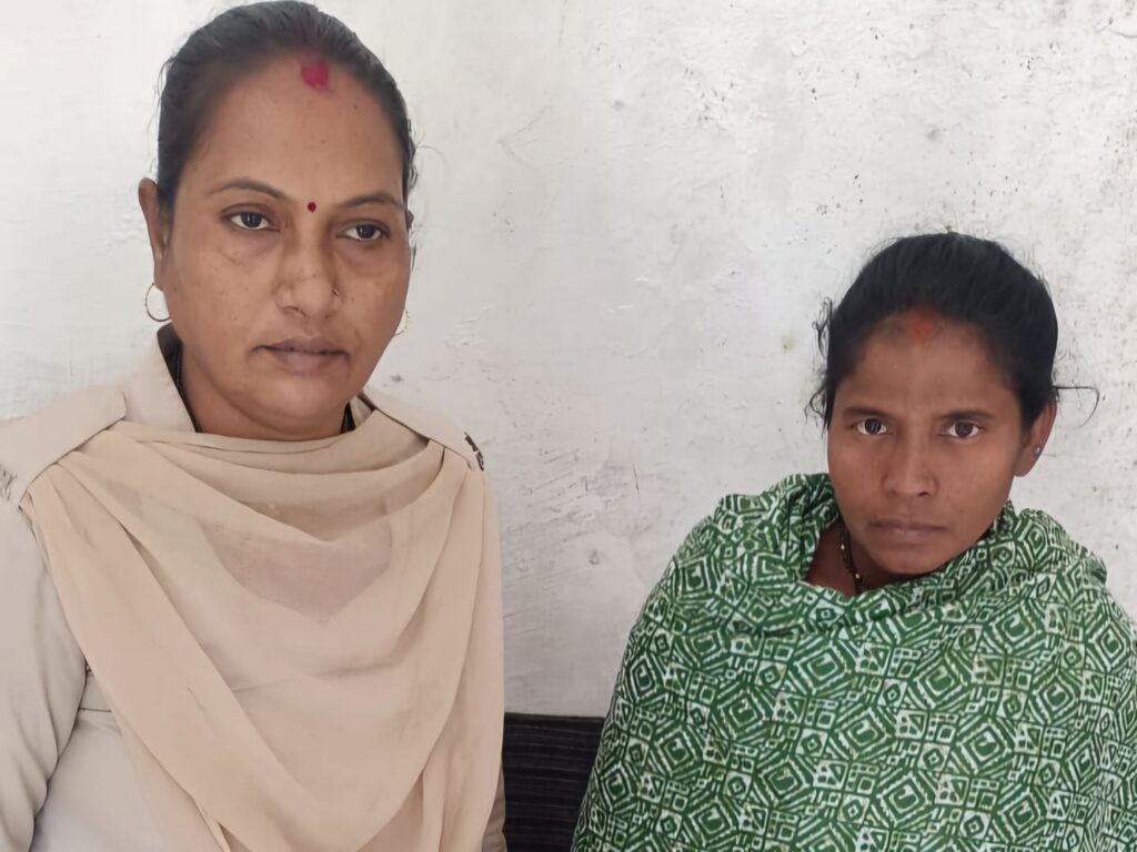 सूने मकान का ताला तोड़कर चोरी करने वाले 2 किशोर और 1 महिला गिरफ्तार सूने मकान का ताला तोड़कर चोरी करने वाले 2 किशोर और 1 महिला गिरफ्तार