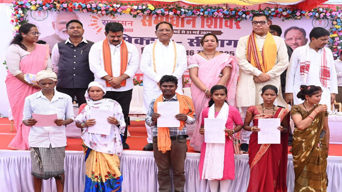 मोहला-मानपुर-अंबागढ़ चौकी पहुंचे CM साय, समाधान शिविर में ग्रामीणों से किया सीधे संवाद, सौंपी खुशियों की चाबी