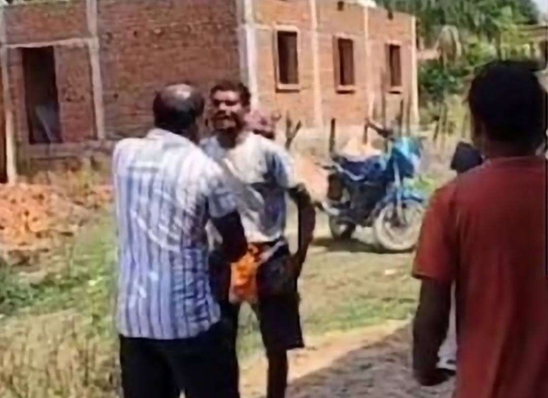 बलरामपुर में सरकारी जमीन पर कब्जा कर बैठे बाप बेटे ने पटवारी को पीटा, जान बचाकर भागना पड़ा, केस दर्ज, संघ ने की शिकायत
