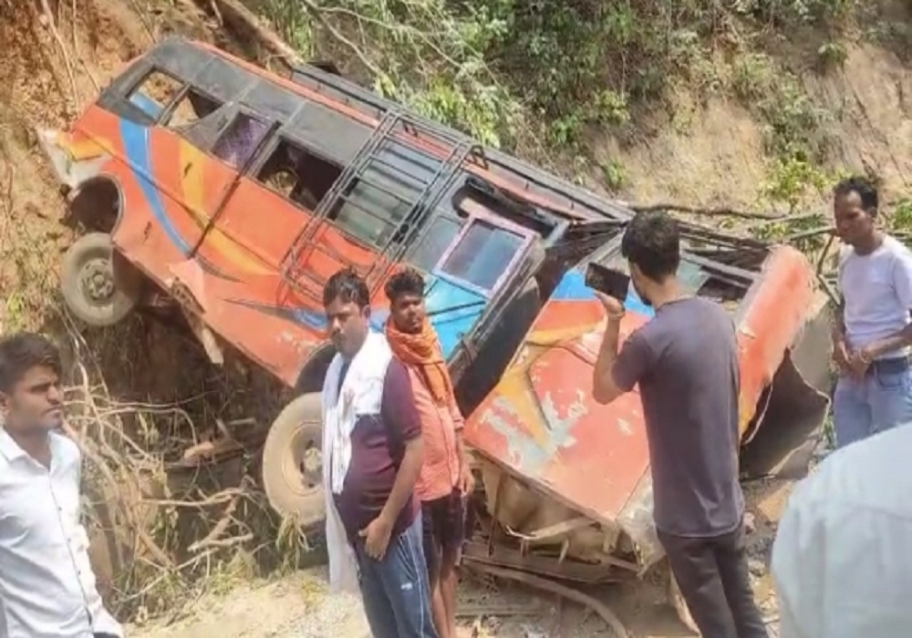बारातियों से भरी बस 50 फीट गहरी खाई में गिरी, मासूम समेत 3 की मौत, 80 लोग थे सवार