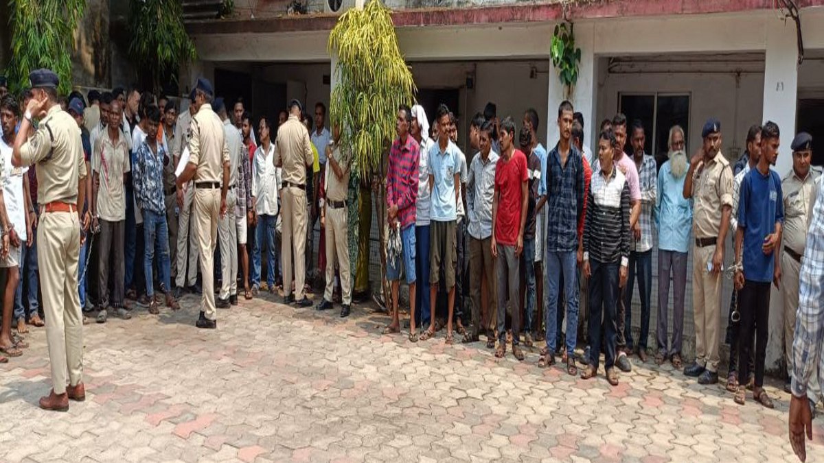 दुर्ग जिले में पुलिस ने चलाया वारंटियों के खिलाफ ऑपरेशन विश्वास, 235 वारंटी गिरफ्तार