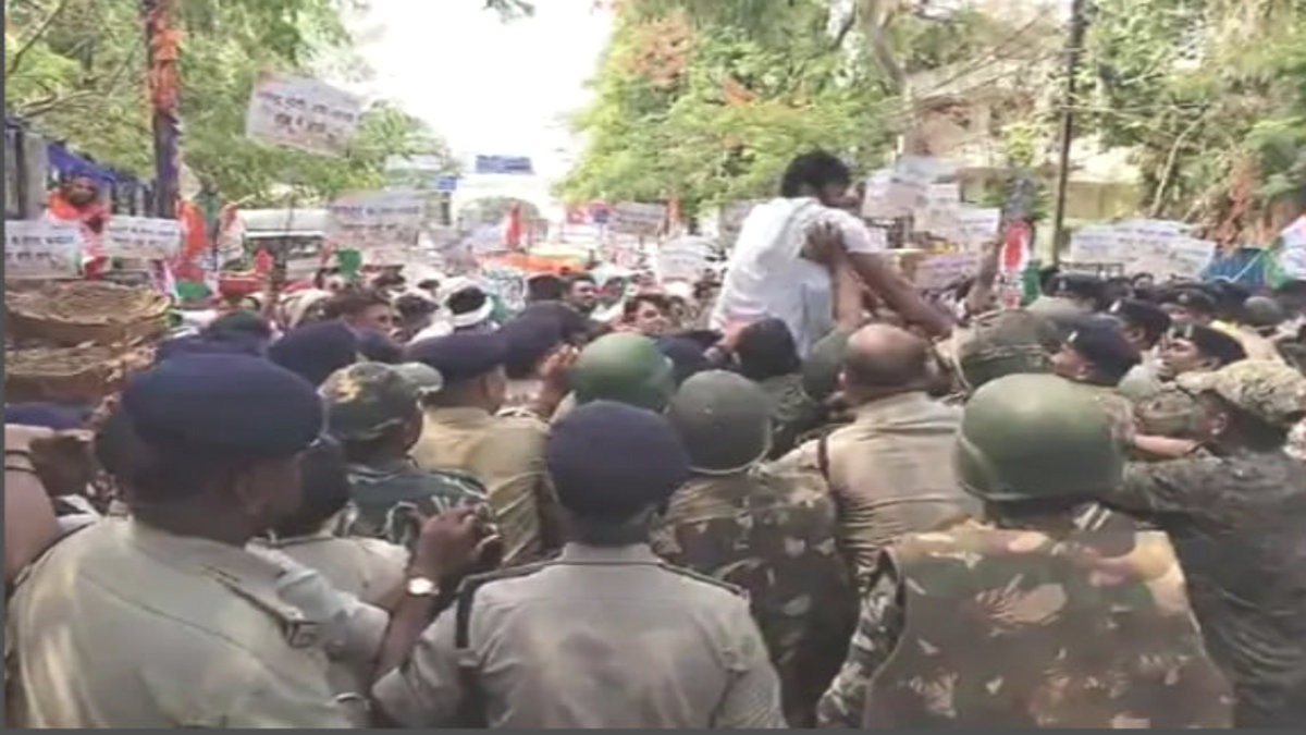 दुर्ग में मनरेगा कटौती के विरोध में कांग्रेस का प्रदर्शन, पुलिस से भिड़े कांग्रेसी, सरकार के खिलाफ जमकर नारेबाजी