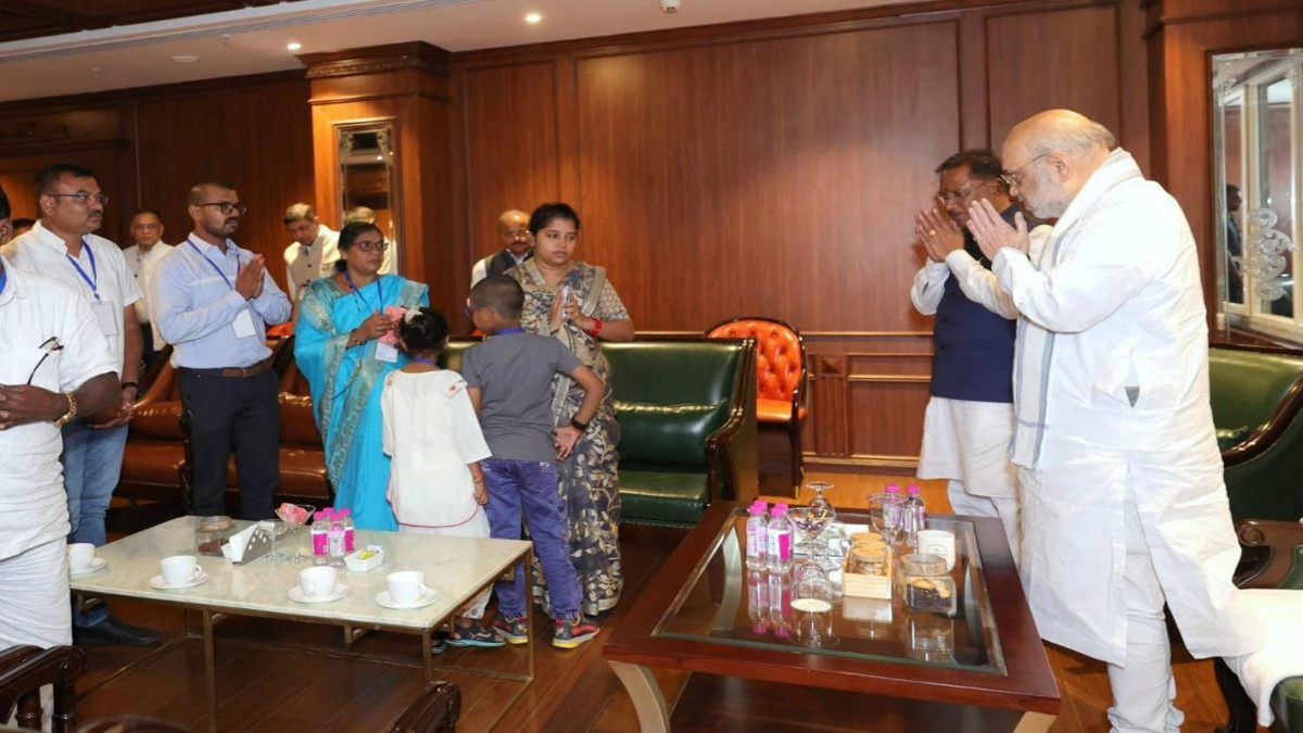 शहीद ASP आकाश राव गिरिपुंजे के परिवार से मिले अमित शाह, बोले शहादत व्यर्थ नहीं जाएगा