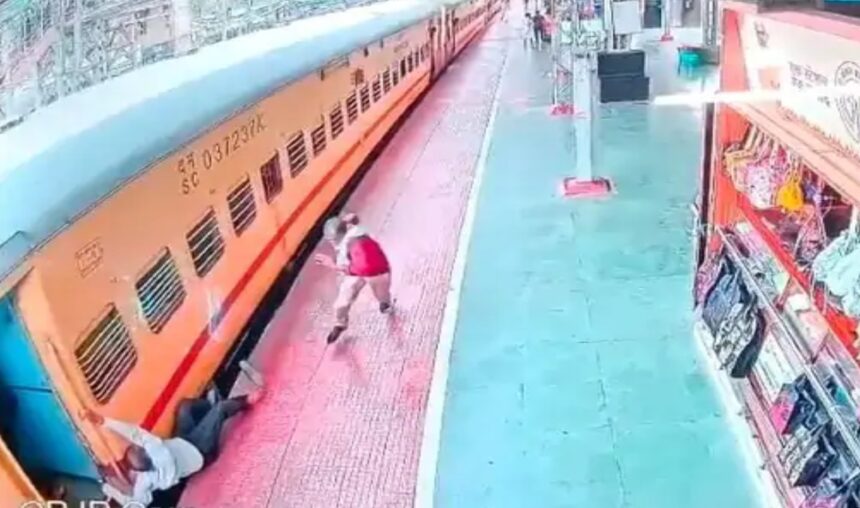 चलती ट्रेन में चढ़ने की कोशिश हुई नाकाम, 20 मीटर तक घसीटता रहा यात्री, रेलवे पुलिस ने ऐसे बचाई जान