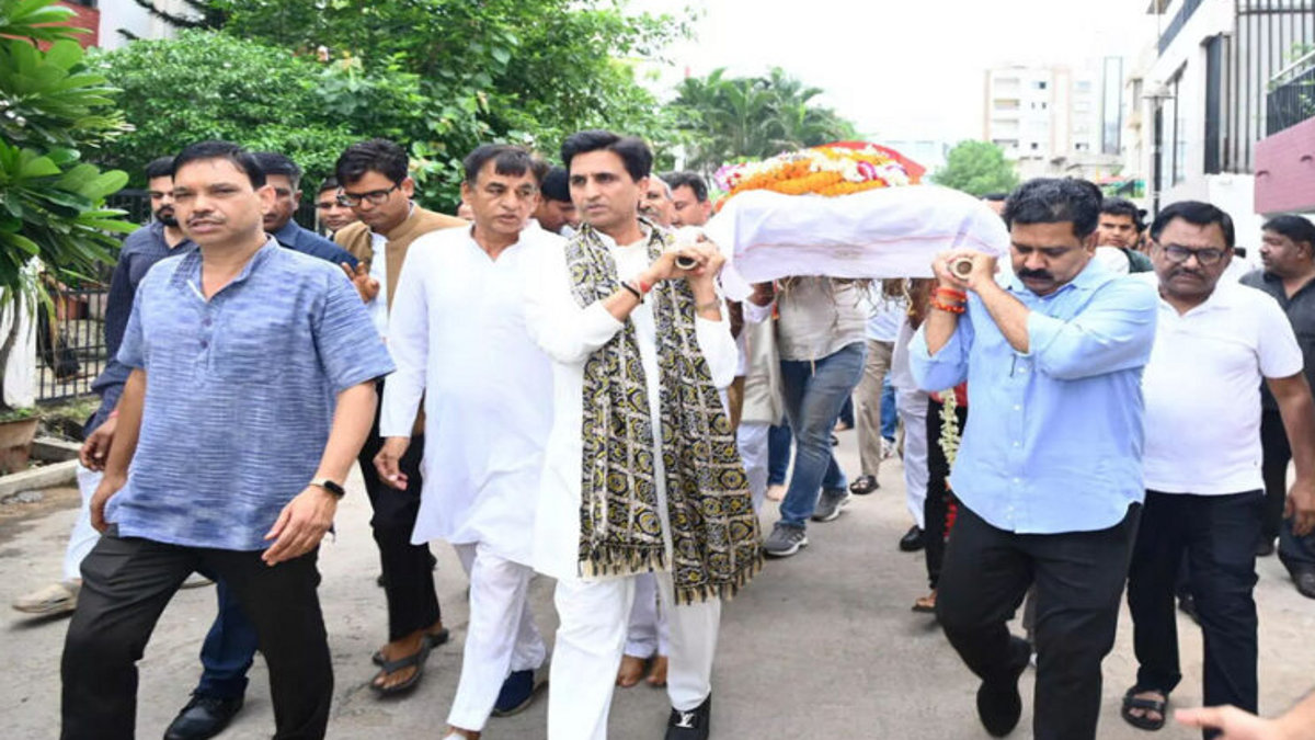 दुनिया को अपनी कविताओं से हंसाने वाले पद्मश्री सुरेंद्र दुबे पंचतत्व में विलीन, कुमार विश्वास ने दिया कंधा