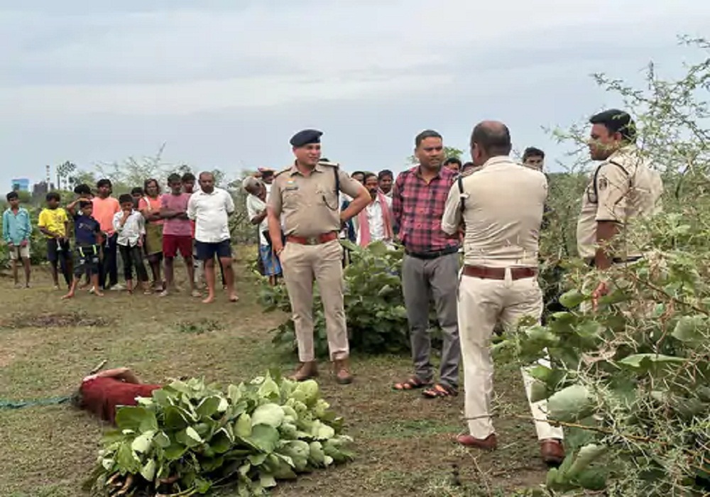 कुल्हाड़ी से काटकर बुजुर्ग महिला की हत्या, घर से 100 मीटर दूर फेंकी लाश, देखकर लोग हुए हैरान