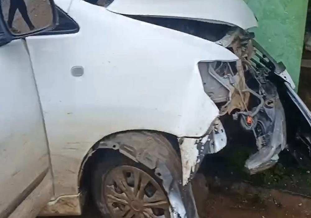 भीषण हादसा! घर में घुसी तेज रफ्तार कार, 2 महिला समेत 4 गंभीर रूप से घायल, गांव में मचा हड़कंप