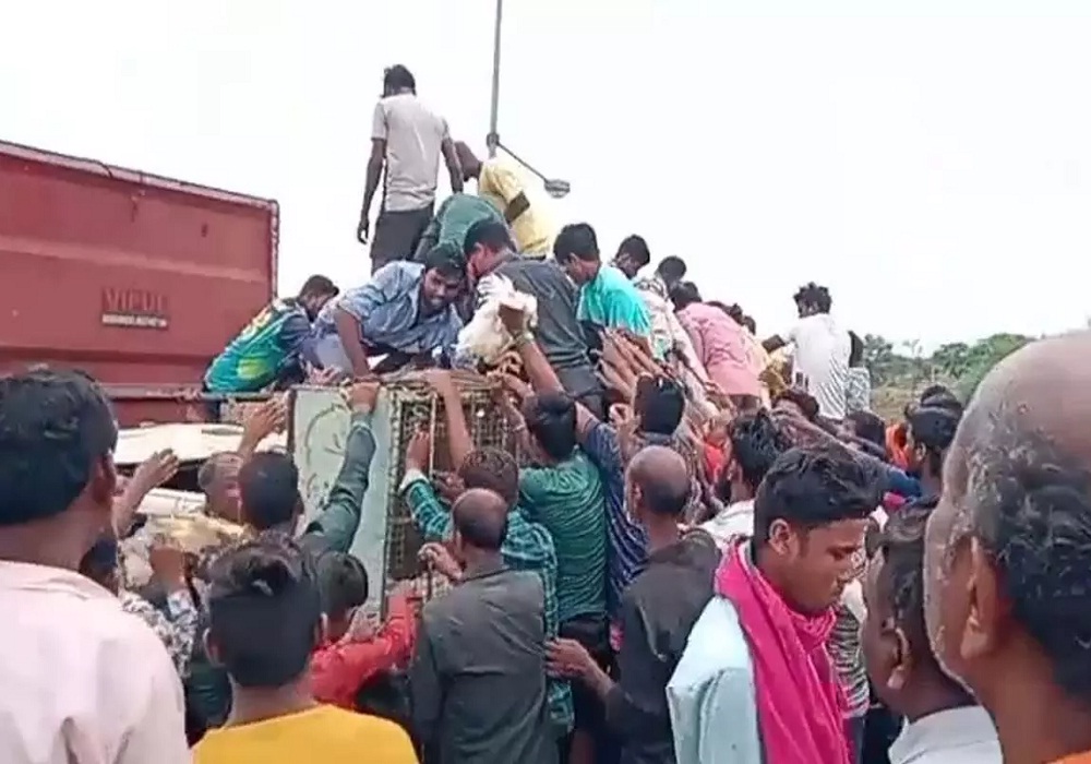 मुर्गी से भरी गाड़ी पलटी, ग्रामीणों ने की लूटपाट, ड्राइवर को छोड़ दिया तड़पता, Video