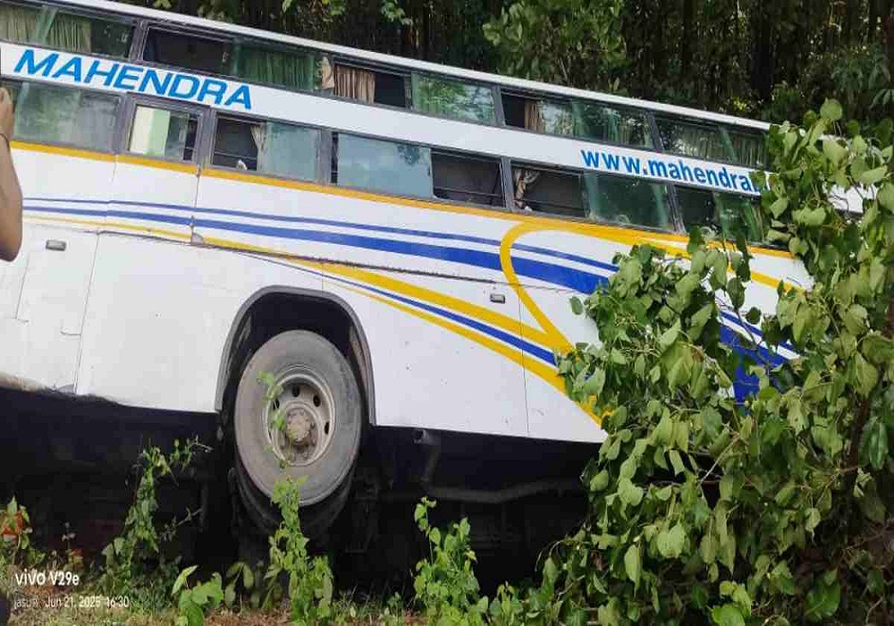 NH-30 पर पलटी बस… यात्रियों में मची अफरा-तफरी, 90 यात्री थे सवार