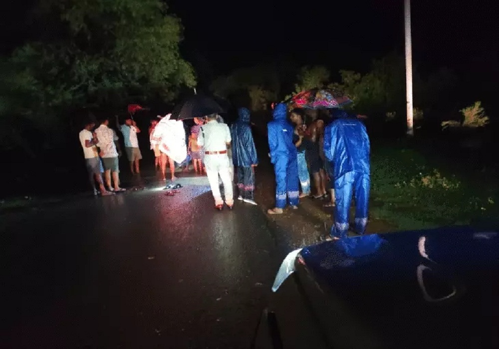 नाला पार करते पानी के तेज बहाव में बही कार, 3 साल का बच्चा लापता… परिवार के 8 लोग तैरकर निकले बाहर