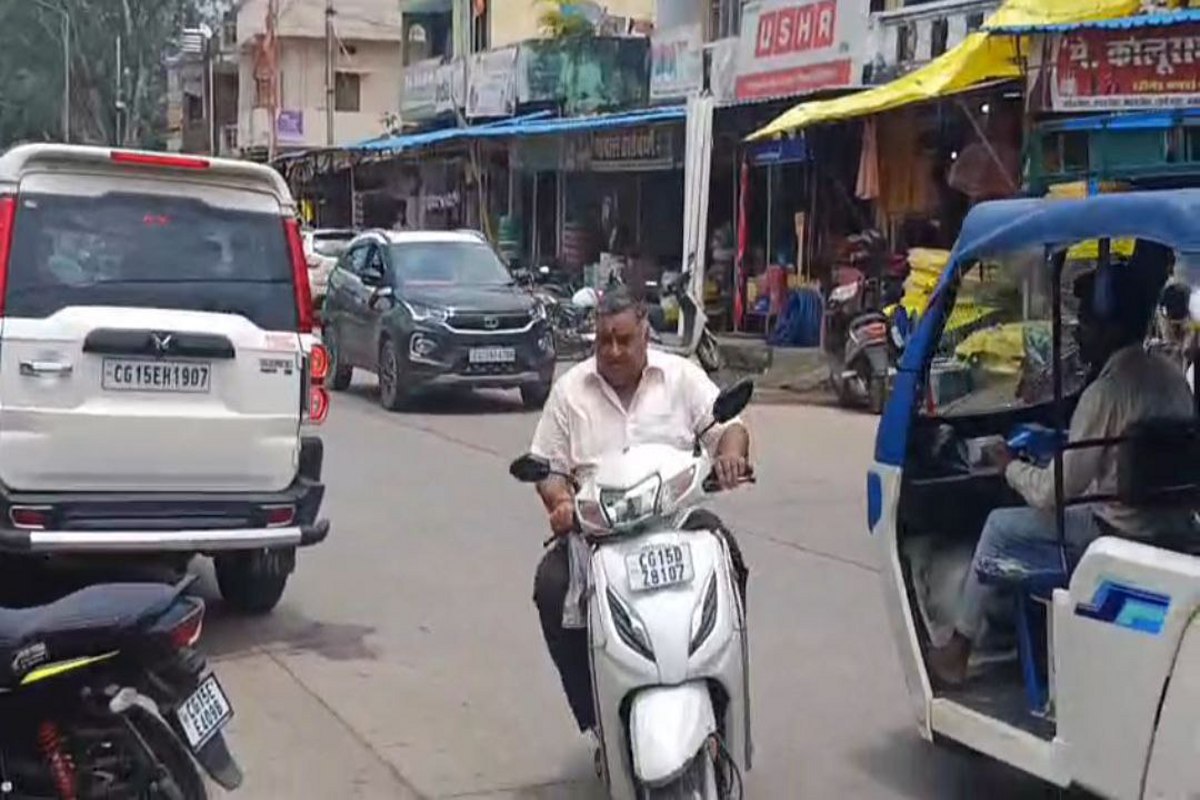 ये हैं नए मंत्री राजेश अग्रवाल, शपथ लेने के बाद नगर की सड़कों पर दौड़ाते नजर आए स्कूटी, देखें Video