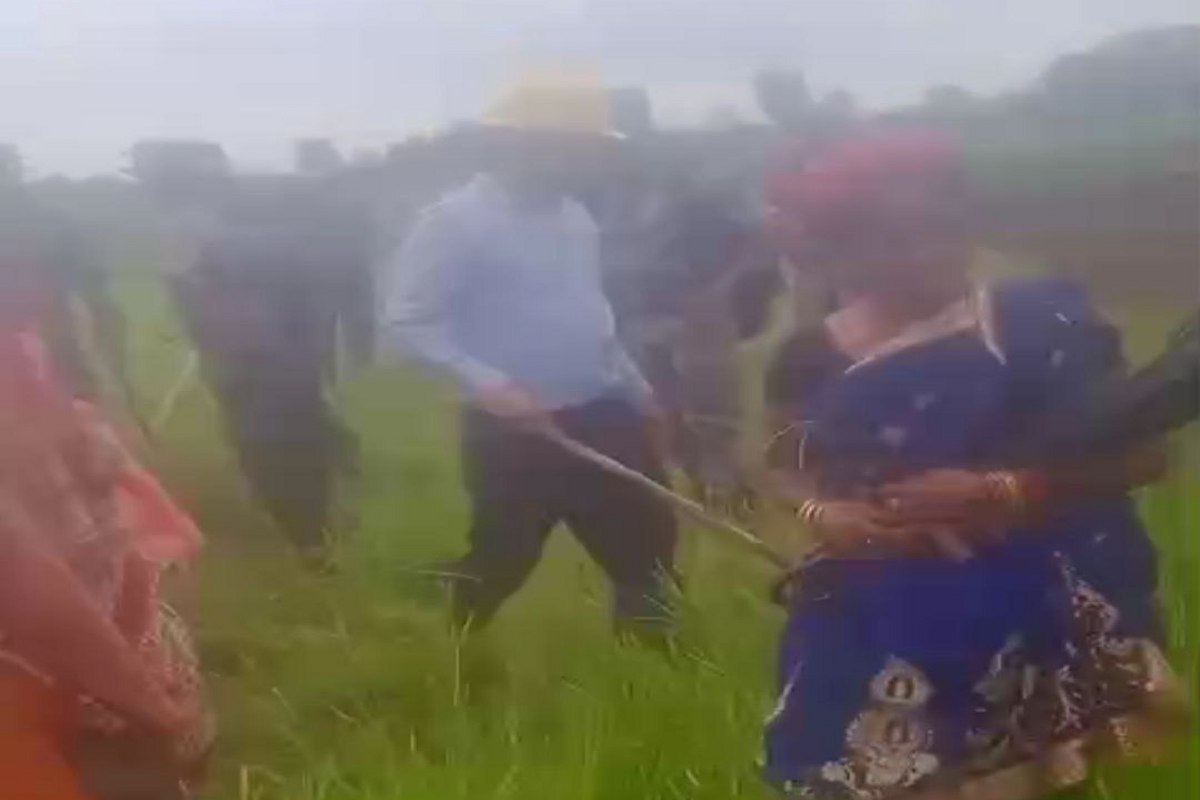 एसईसीएल सुरक्षाकर्मियों की गुंडागर्दी का देखें Video, पहले खड़ी फसल पर चला दिया बुलडोजर, फिर महिलाओं को मारने दौड़ाया