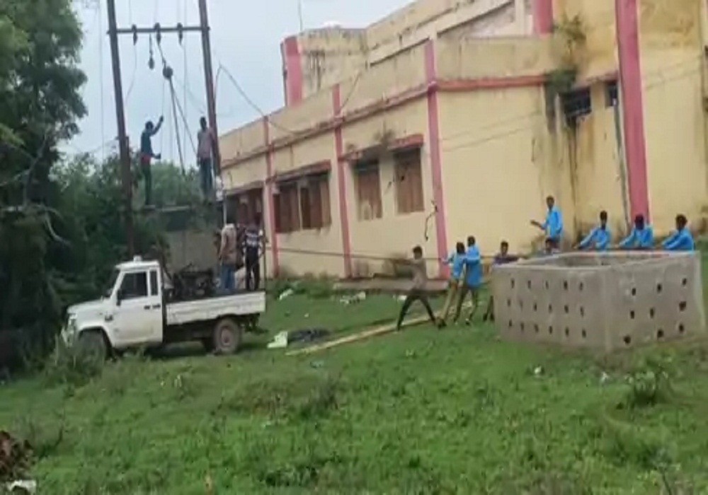 स्कूल के बच्चों से खिंचवाया ट्रांसफार्मर, VIDEO वायरल