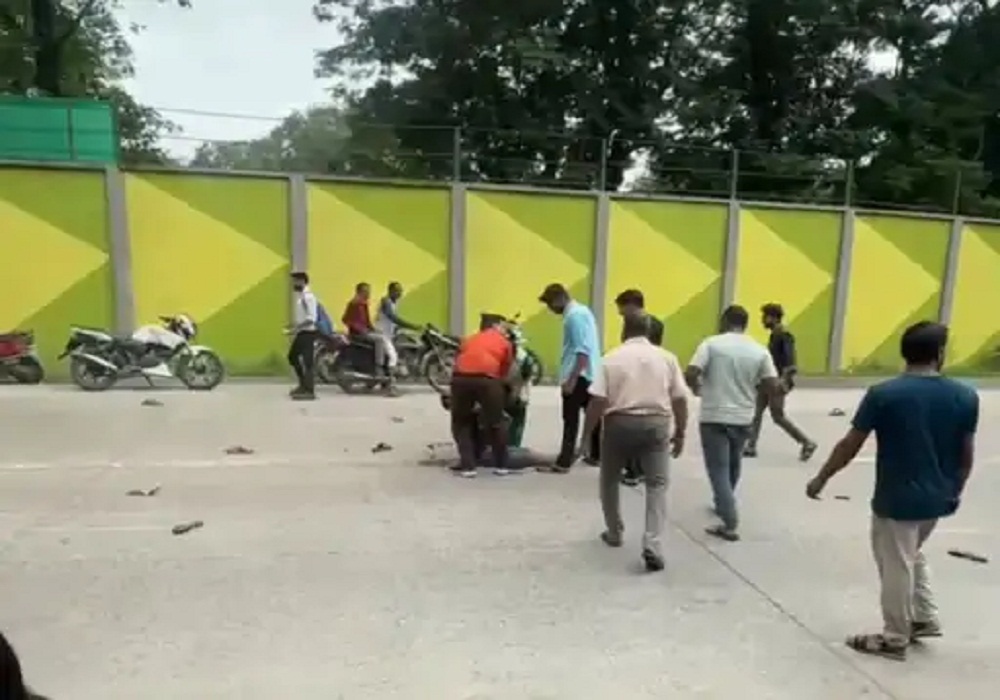 ओवरटेक के चक्कर में दो बाइकों में जबरदस्त भिड़ंत, 15 फीट दूर फेंकाए युवक, फिर… देखें हादसे का LIVE VIDEO