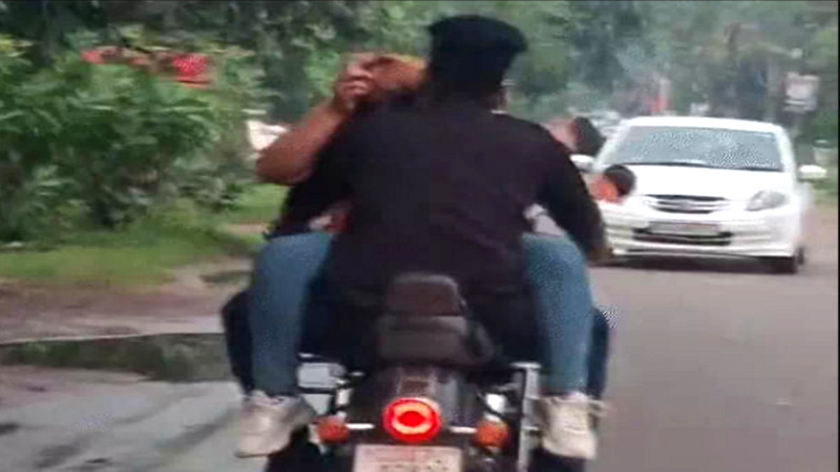 बुलेट की टंकी पर बैठकर फिल्मी अंदाज में कपल का रोमांस, Video वायरल, हवालात पहुंचा बॉयफ्रेंड