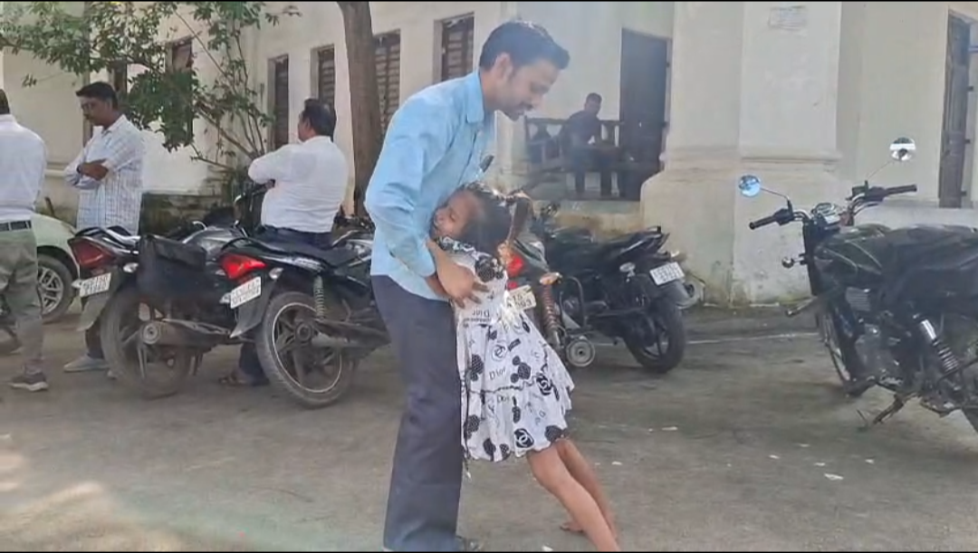 शिक्षिका ने दूसरी कक्षा की छात्रा से की क्रूरता, डंडे मारे फिर 100 बार कराई उठक-बैठक, छात्रा खड़ी हो पाने में भी असमर्थ- देखें Video