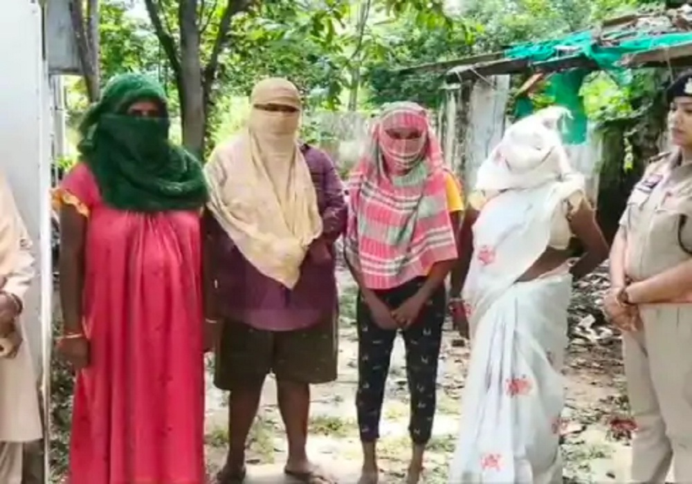 महासमुंद में देह व्यापार का भंडाफोड़, ग्रामीणों ने इस हाल में 4 महिला को पकड़ा, मचा बवाल