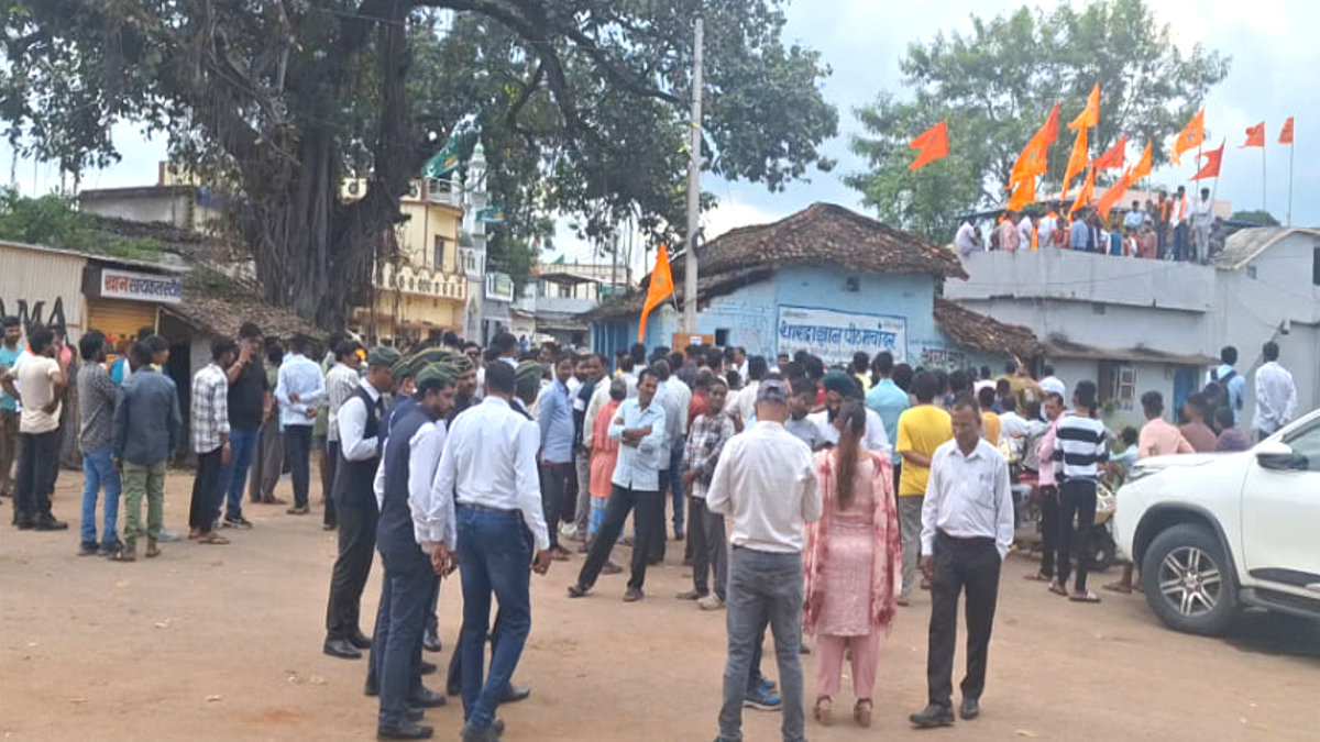 दुर्ग जिले में सेना के जवान ने घर में लहराया भगवा ध्वज तो पुलिस आरक्षकों ने की बदसलूकी, मचा जमकर बवाल