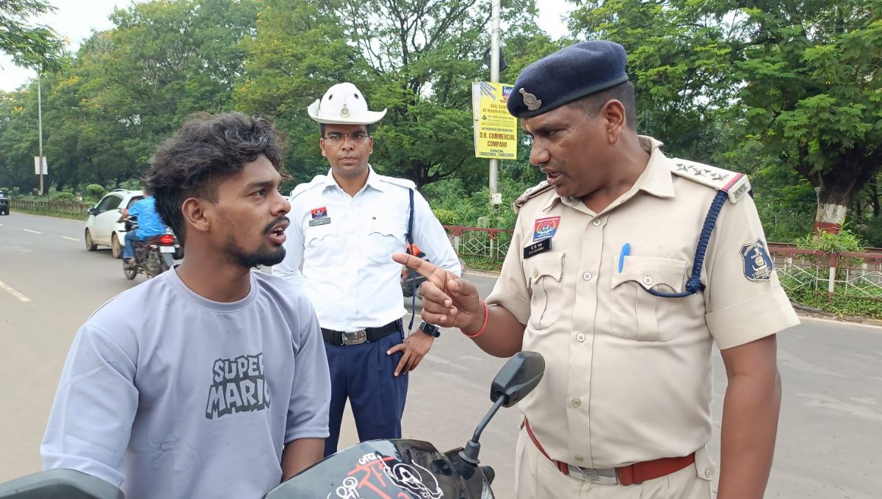 भिलाई के सेंट्रल एवेन्यू पर बिना हेलमेट नहीं चला सकेंगे गाड़ी, पुलिस ने घोषित किया ग्रे स्पॉट क्षेत्र