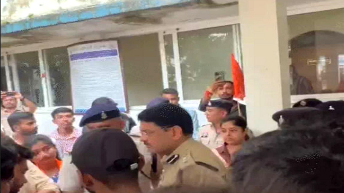 SSP ने गुस्से में कहा-तुम्हारी क्या मांग है बे..ये क्या तरीका है बे..सुनते ही भड़के ABVP नेता