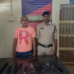 गांव में दहशत फैलाने वाला आरोपी गिरफ्तार, हथियारों के साथ पकड़ाया