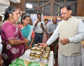 लखपति दीदियों से मिले CM साय, बोले-तकनीक ने पूरी दुनिया के उत्पादों को फिंगरप्रिंट पर ला दिया