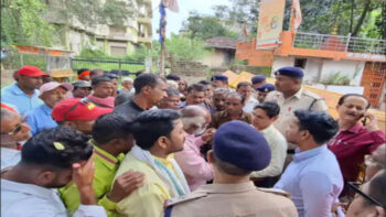 दुर्ग में 19 गांवों के किसानों ने घेरा कलेक्टोरेट, पेट्रोल डालकर किसान ने की आत्मदाह की कोशिश