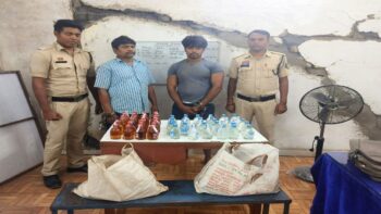दुर्ग में अवैध शराब बेचने ग्राहक तलाश रहे दो आरोपी गिरफ्तार, बोरी में भरा 161 पौवा शराब जब्त