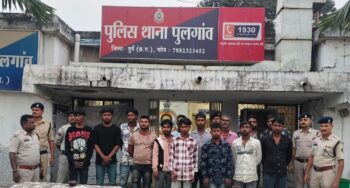 दुर्ग पुलिस द्वारा आम्र्स एक्ट में गिरफ्तार आरोपी, पुलिस टीम के साथ आरोपियों की तस्वीर