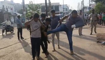 पुलिस ने चाकूबाजों की निकाली बारात