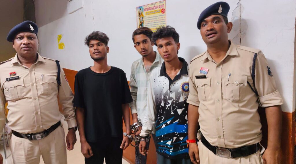 दुर्ग कोतवाली पुलिस ने तीन युवकों को धारदार हथियार सहित गिरफ्तार दुर्ग कोतवाली पुलिस के साथ आरोपी