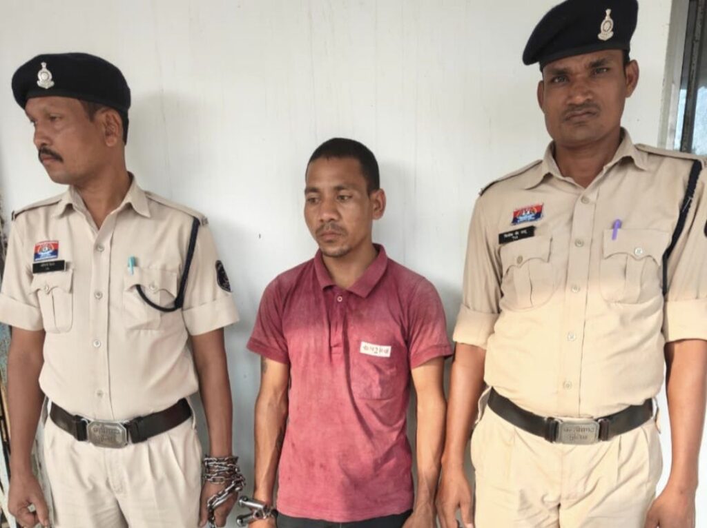 बलौदाबाजार हत्याकांड: प्रेम में धोखे से दरिंदगी, युवती की हत्या कर पैरावट में जलाया शव, आरोपी साइकोपैथ निकला बलौदाबाजार में युवती की हत्या कर शव जलाने वाला साइकोपैथ प्रेमी गिरफ्तार – आरोपी महिला के कपड़ों में फोटो खींचता और 19 फर्जी इंस्टाग्राम अकाउंट चलाता था।