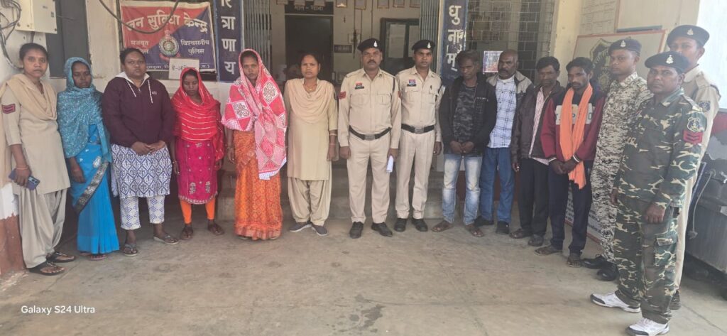 जशपुर पुलिस ने टोनही प्रताड़ना के आरोप में आठ लोगों को गिरफ्तार किया।