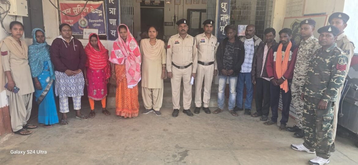 जशपुर पुलिस ने टोनही प्रताड़ना के आरोप में आठ लोगों को गिरफ्तार किया।