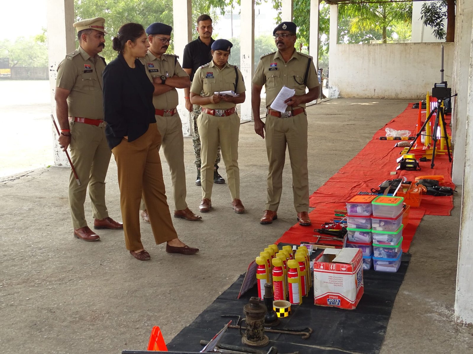 बलौदाबाजार रक्षित केंद्र में एसपी भावना गुप्ता द्वारा यातायात, एमटी एवं रक्षित केंद्र के उपकरणों का निरीक्षण करते हुए अधिकारीगणों संग मार्गदर्शन।