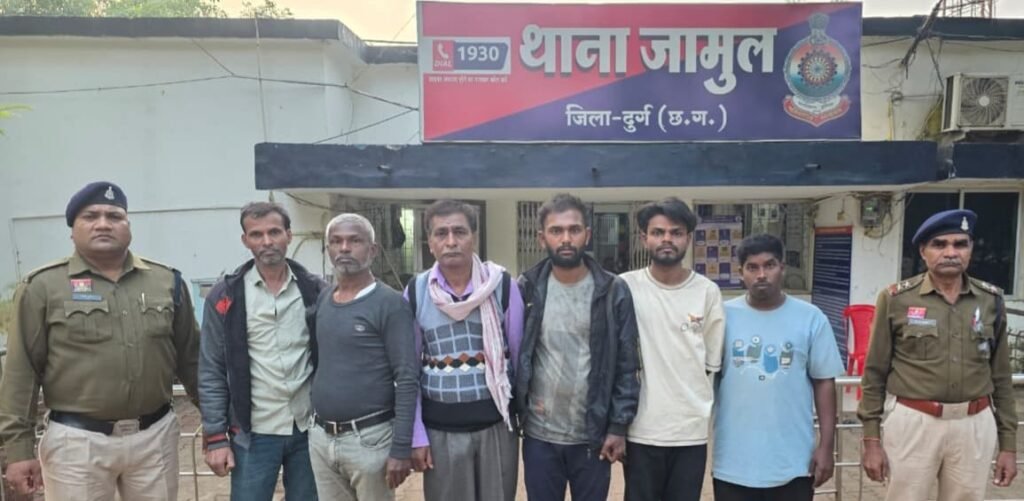 जामुल, दुर्ग में 14 नवंबर 2025 को ईदगाह के पास हुई फायरिंग की घटना के बाद पुलिस द्वारा छह आरोपियों की गिरफ्तारी। पुलिस अधिकारी मीडिया को जानकारी देते हुए, बैकग्राउंड में थाने का दृश्य।