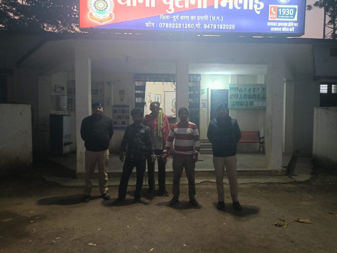 पुरानी भिलाई पुलिस द्वारा धारदार हथियारों के साथ पकड़े गए आरोपी और बरामद सामग्री