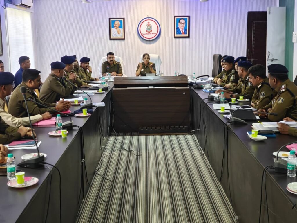 एसपी भावना गुप्ता अपराध समीक्षा बैठक लेते हुए, थाना-चौकी प्रभारियों के साथ चर्चा करती हुईं