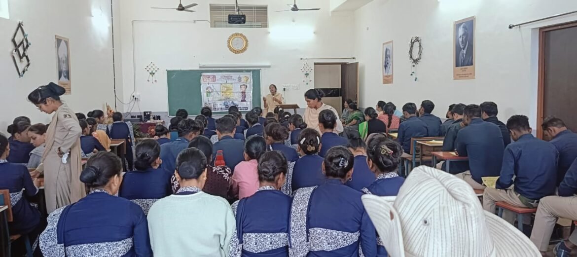 श्रीराम कॉलेज राजनांदगांव में पुलिस टीम द्वारा छात्रों को सुरक्षा और साइबर जागरूकता संबंधी प्रशिक्षण देते हुए।
