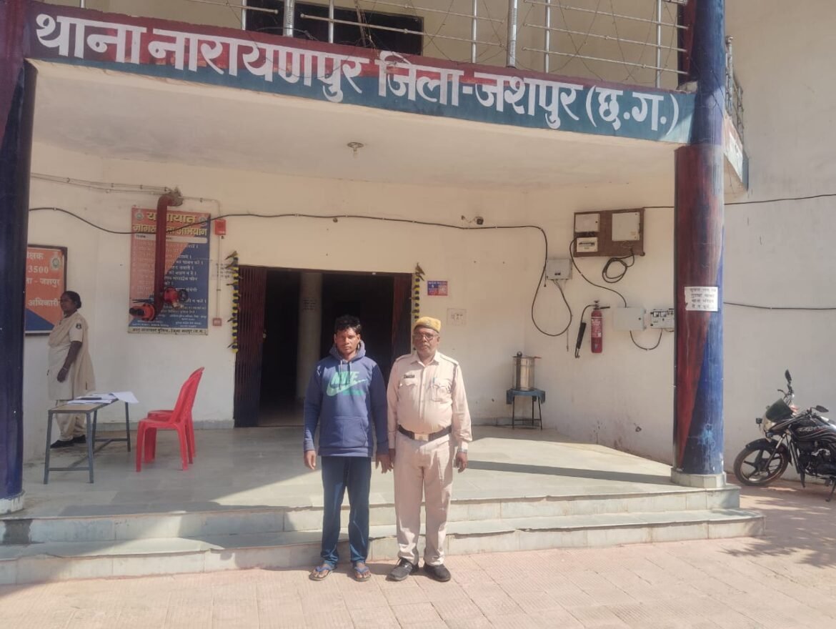 कोनकेल गांव में तंबाकू विवाद से हुई हत्या मामले में आरोपी संदीप एक्का की गिरफ्तारी के बाद कार्रवाई करती जशपुर पुलिस।